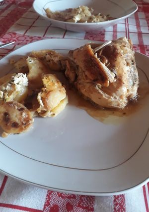 Una foto de Pollo con papas