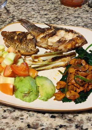 Una foto de Pescado al ajillo con champiñones
