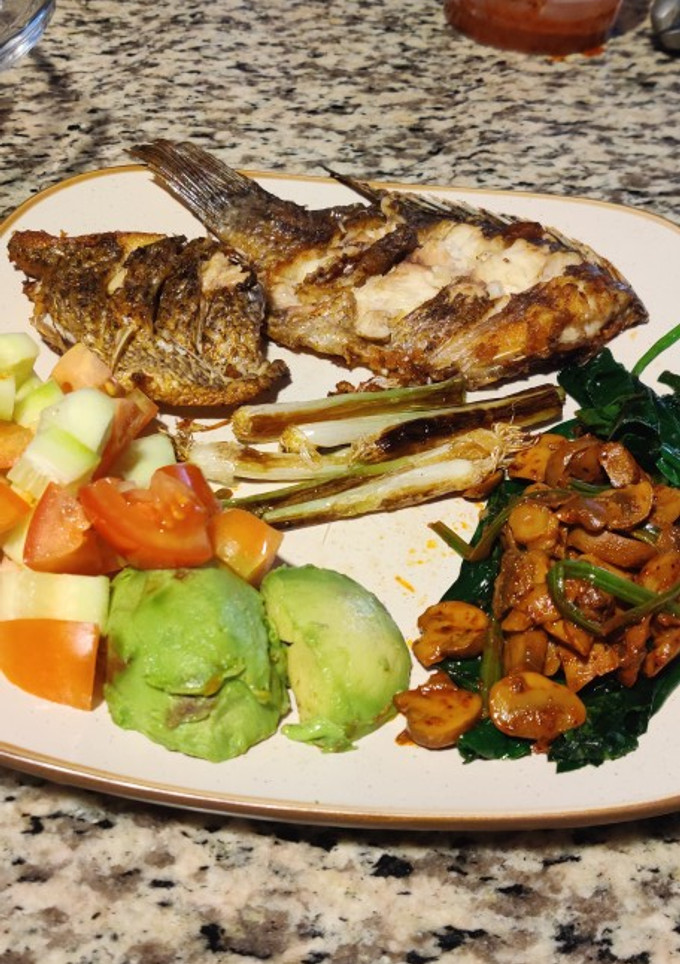 Una foto de Pescado al ajillo con champiñones