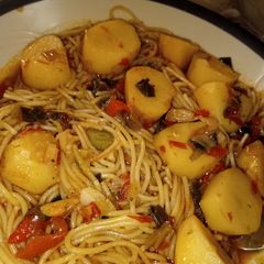 A picture of Jellof pasta with irish.