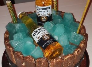 Una foto de Torta balde de cerveza con cubos de "hielo"