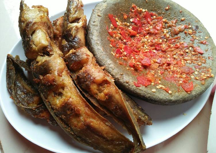 Langkah Mudah untuk Menyiapkan Lele goreng + sambel mentah Anti Gagal