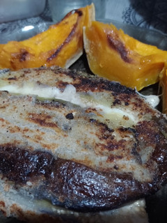 Una foto de Milanesa de berenjena rellena distinta🍆🧀🍅