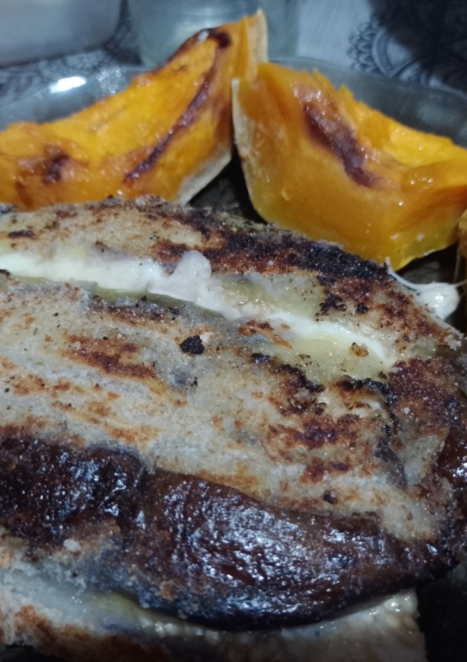 Una foto de Milanesa de berenjena rellena distinta🍆🧀🍅