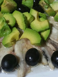Una foto de Ensalada de aguacates con boquerones