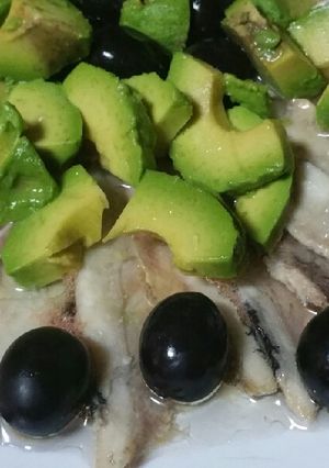 Una foto de Ensalada de aguacates con boquerones