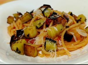 Foto di Spaghetti con Melanzane Fritte e Pecorino