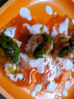 मूंग दाल दही भल्ले (Moong Dal Dahi Bhalle recipe in Hindi) रेसिपी मुख्य फोटो