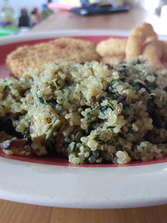 Una foto de Quinoa con espinaca y champiñones