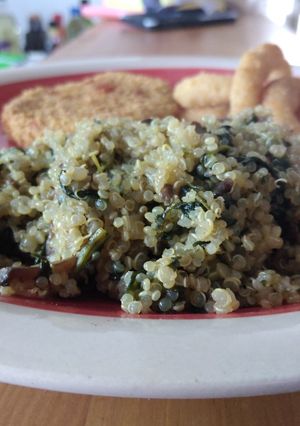 Una foto de Quinoa con espinaca y champiñones
