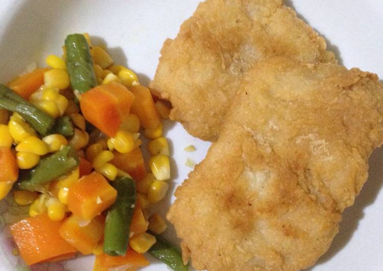Cara Mudah Menyiapkan Crispy dory fish with veggies salad Top Enaknya