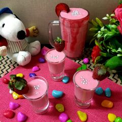 A picture of Strawberry thandai.