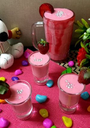 A picture of Strawberry thandai.