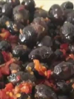 صورة لوصفة زيتون أسود بالزيت والشطة الحمرا 😋😋