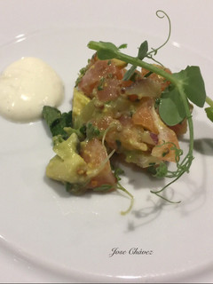 Una foto de Tartar de Salmón marinado con mostaza y salsa agria