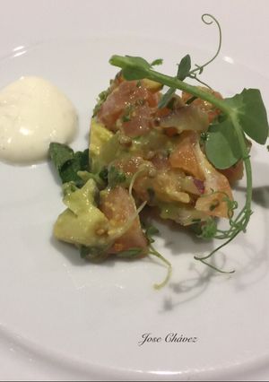 Una foto de Tartar de Salmón marinado con mostaza y salsa agria