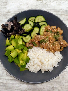 Una foto de Poke de salmón (ensalada hawaiana)
