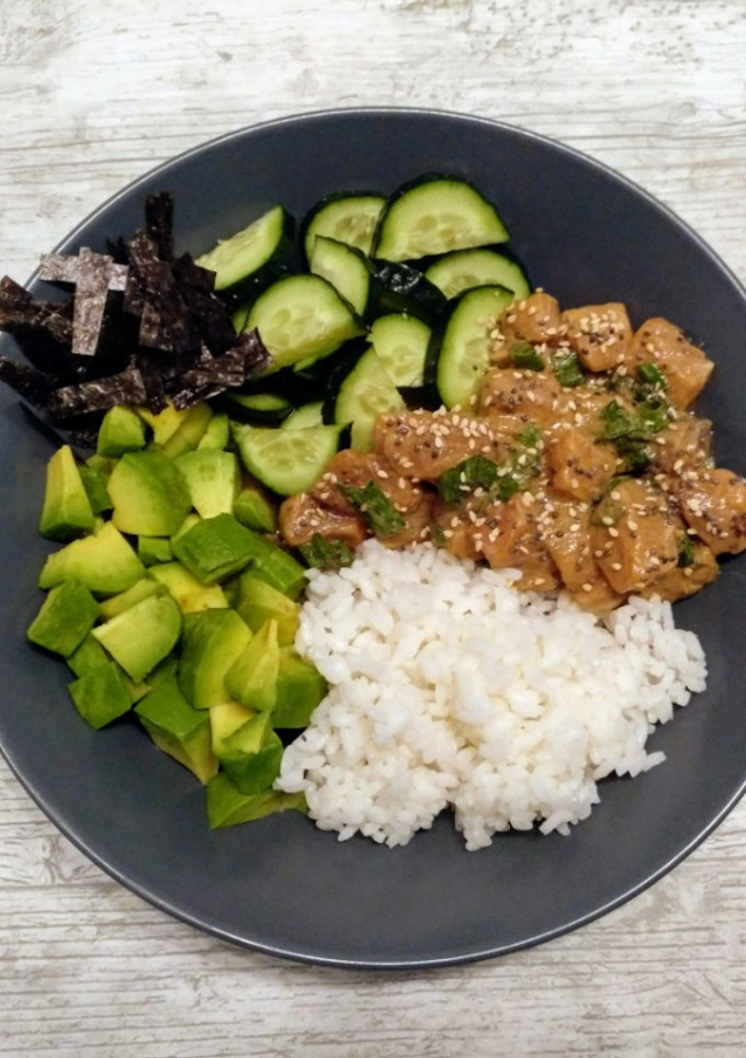 Una foto de Poke de salmón (ensalada hawaiana)