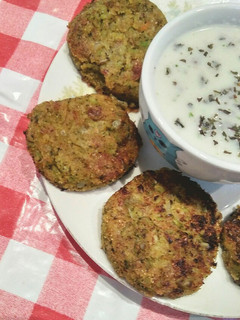 Una foto de 🎆 Hamburguesas de brócoli y polenta con salsa de pepino