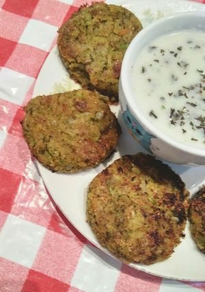 Foto principal de 🎆 Hamburguesas de brócoli y polenta con salsa de pepino