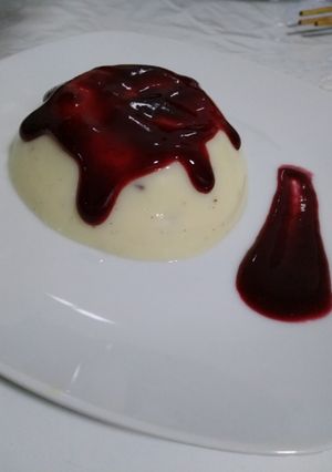 Foto de Mini pudins de baunilha com coulis de frutos vermelhos