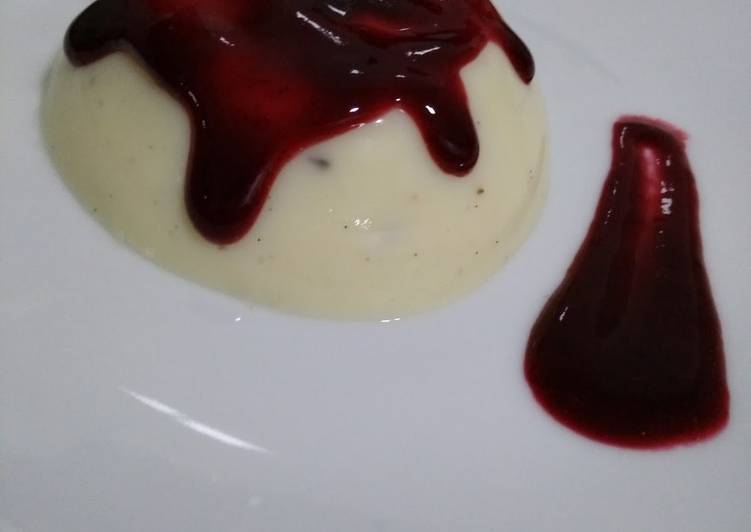Mini pudins de baunilha com coulis de frutos vermelhos