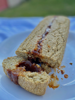 Una foto de 🥥Budín de coco y dulce de leche🥥