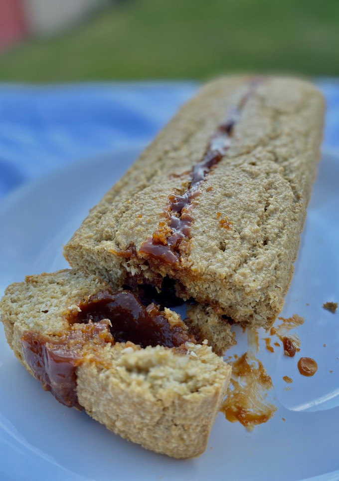 Una foto de 🥥Budín de coco y dulce de leche🥥