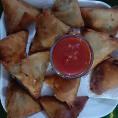A picture of Shanghahi samosay (vegetable samosay).