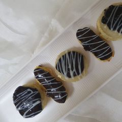 Chocolate eclairs A picture of Chocolate eclairs.