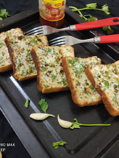 गार्लिक ब्रेड (garlic bread recipe in Hindi) रेसिपी मुख्य फोटो