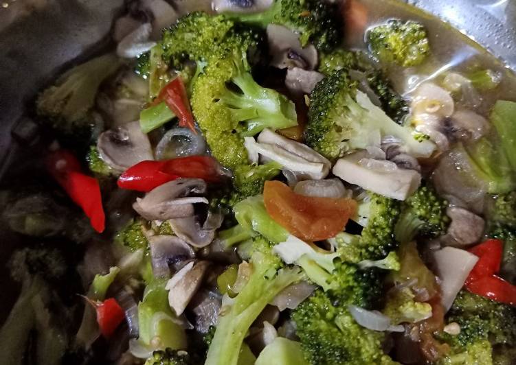 Langkah Mudah untuk Menyiapkan Sayur brokoli jamur kancing, Bikin Ngiler