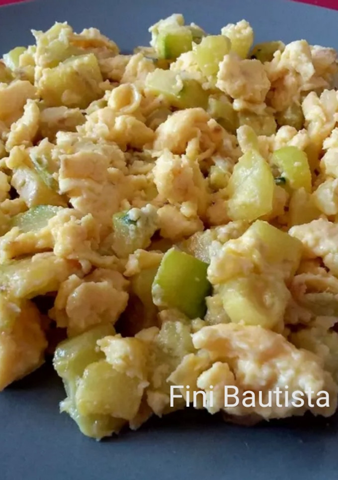 Una foto de Huevos revueltos con calabacín