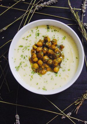 Una foto de Vichyssoise con garbanzos al curry