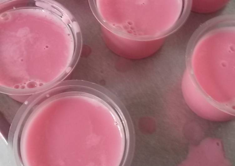 Puding silky puyo strowberry