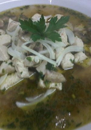 Una foto de Sopa tailandesa picante de pollo y champiñones
