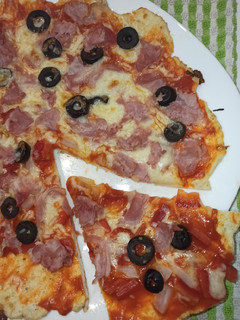 Una foto de Pizza con base de pollo, baja en HC (Keto)