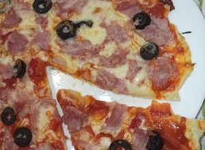 Foto principal de Pizza con base de pollo, baja en HC (Keto)