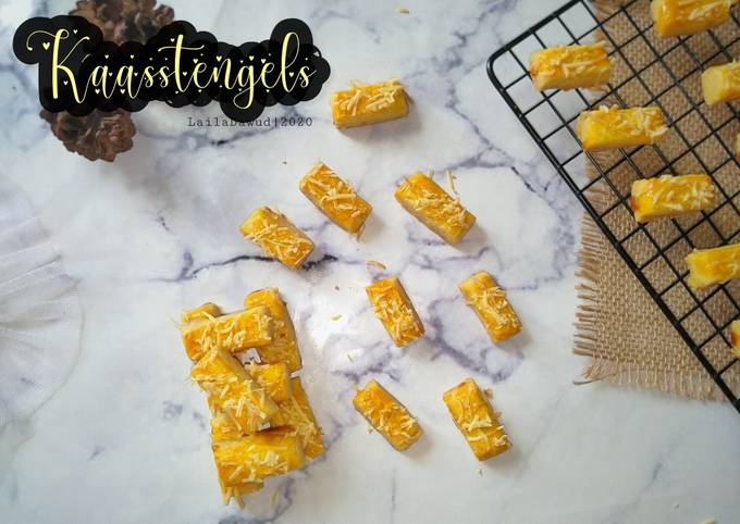 Kaasstengels served with dip at a party