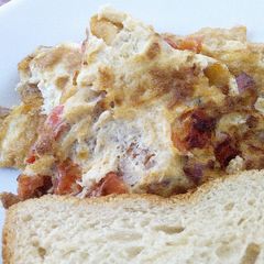 A picture of Fried Eggs and Bread for breakfast.
