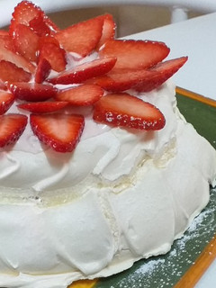 Una foto de Pavlova con frutos rojos