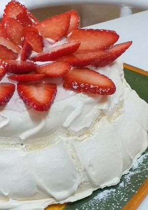 Una foto de Pavlova con frutos rojos