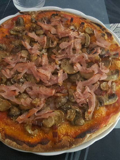 Una foto de Pizza a mi estilo