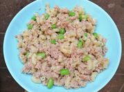 Una foto de pasta con edamame