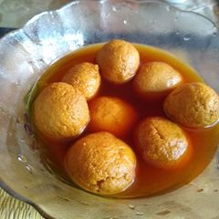 A picture of Nolen gurer rasgulla.