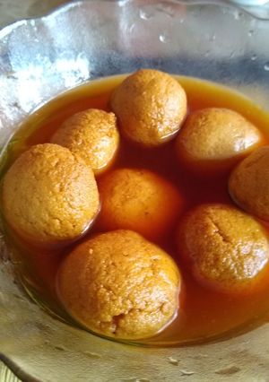 A picture of Nolen gurer rasgulla.