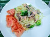 Esparguete com salmão fumado, brócolos e cogumelos
