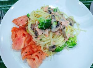 Foto de Esparguete com salmão fumado, brócolos e cogumelos