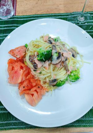 Foto de Esparguete com salmão fumado, brócolos e cogumelos