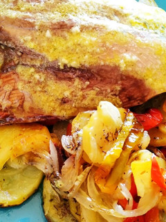 Una foto de Melva al horno sobre cama de verduras